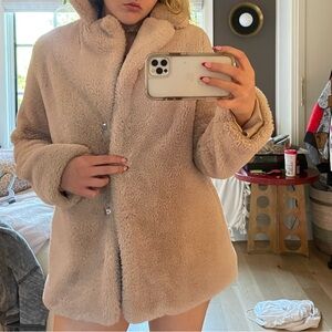 Tahari Faux fur pale pink jacket NWT
The coat fits true to size. great shape